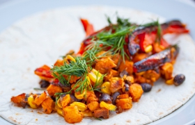 Wraps met geroosterde zoete bataat, zwarte bonen en mais