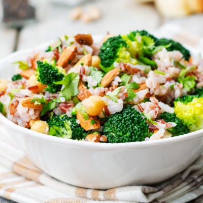 Rijstsalade met broccoli, amandelen en tahin