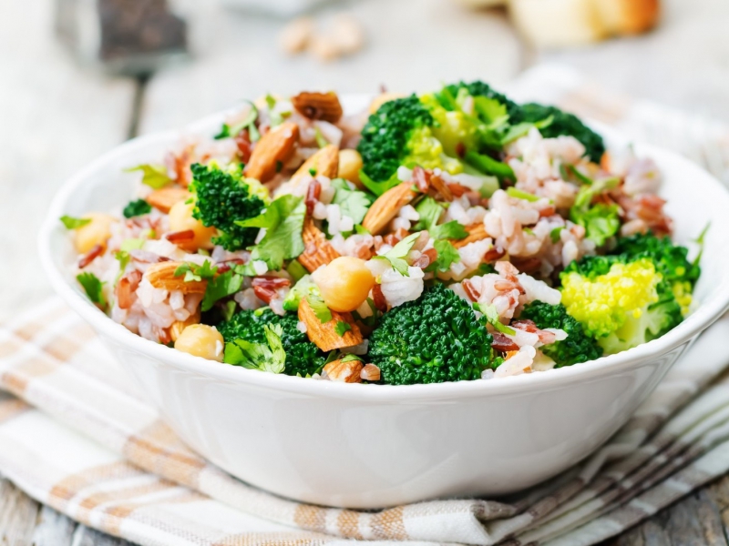 Rijstsalade met broccoli, amandelen en tahin