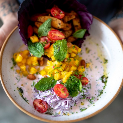 Frisse mango salade met spicy yoghurt dressing