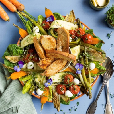 Salade van gerookte lentegroenten