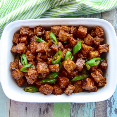 Sticky tempeh in sinaasappelmarinade