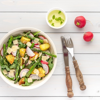Salade met geroosterde krieltjes, asperges en radijs