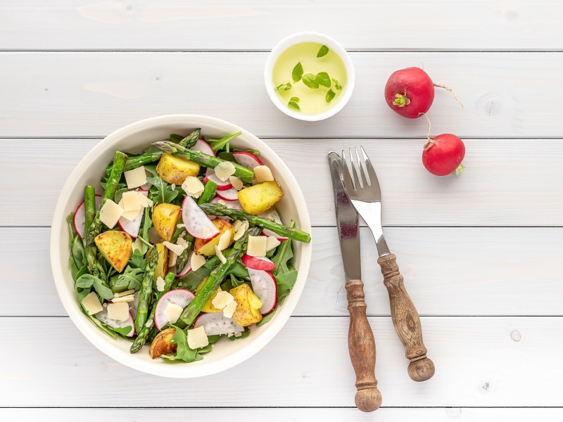 Salade met geroosterde krieltjes, asperges en radijs