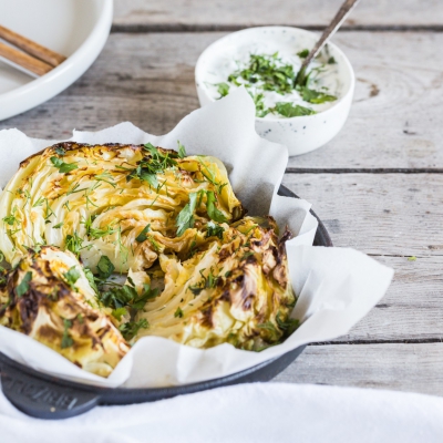 Geroosterde spitskool met yoghurtdressing