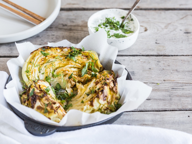 Geroosterde spitskool met yoghurtdressing