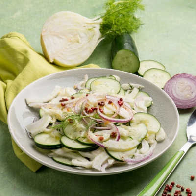Venkel-komkommersalade met ingelegde ui