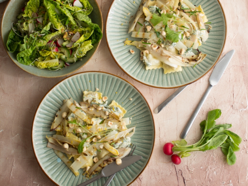 Ravioli met asperges, witlof en hazelnoot