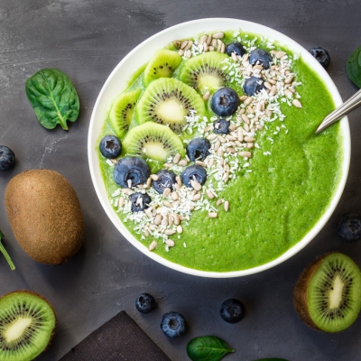 Groene ontbijtbowl met kiwi en blauwe bessen