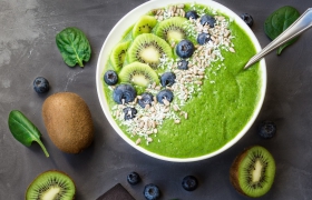 Groene ontbijtbowl met kiwi en blauwe bessen