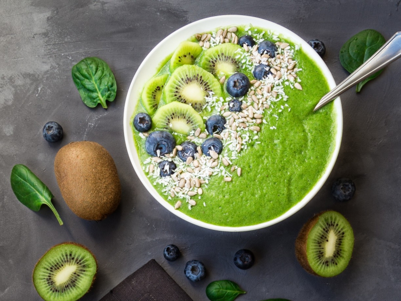 Groene ontbijtbowl met kiwi en blauwe bessen