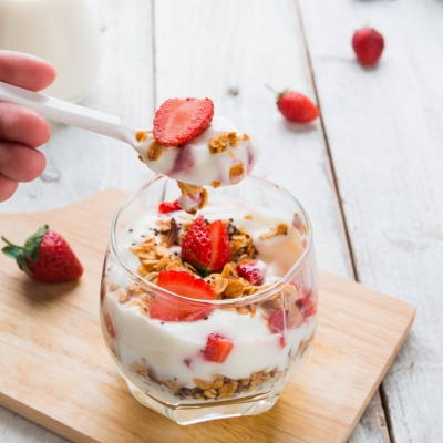Kwark met zelfgemaakte granola en aardbeien 