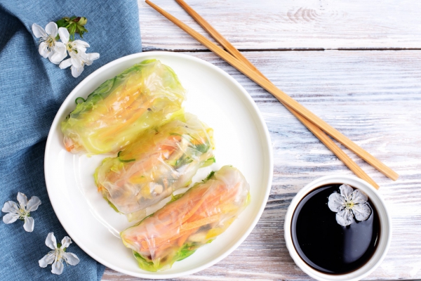 Vegan springrolls met mango en komkommer