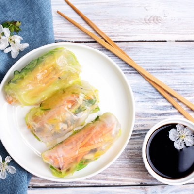 Vegan springrolls met mango en komkommer