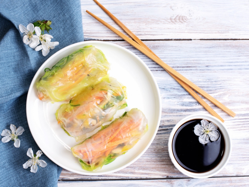 Vegan springrolls met mango en komkommer