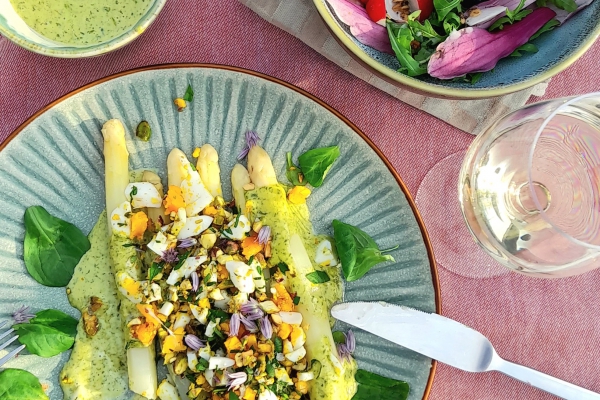 Asperges met waterkersmayonaise en pistache-ei crumble