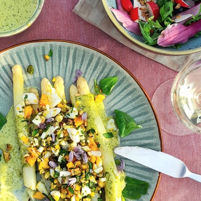Asperges met waterkersmayonaise en pistache-ei crumble