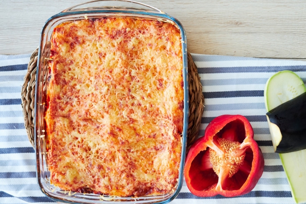 Paprika-groenselderij ovenschotel
