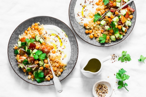 Foniosalade met kikkererwten, witlof en komijnyoghurt