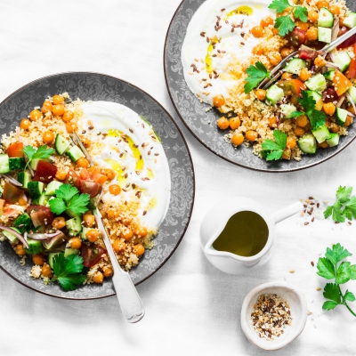 Foniosalade met kikkererwten, witlof en komijnyoghurt