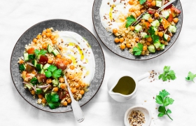 Foniosalade met pastinaak, roodlof, tomaat en komijnyoghurt