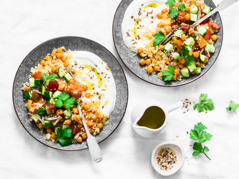 Foniosalade met pastinaak, roodlof, tomaat en komijnyoghurt
