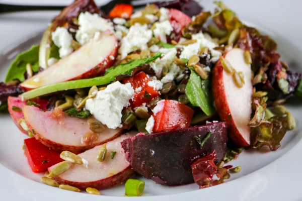 Rode salade met bietjes, appel, paprika en dilledressing