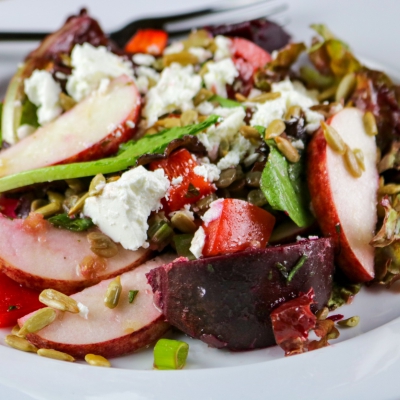 Rode salade met bietjes, appel, paprika en dilledressing