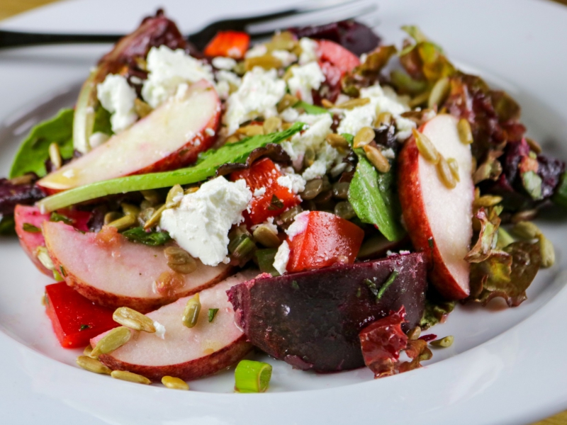 Rode salade met bietjes, appel, paprika en dilledressing