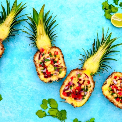 Ananas gevuld met pittige salsa