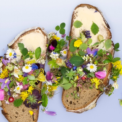 Geklopte boter met zomerbloemen