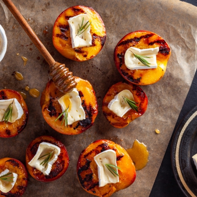 Gegrilde nectarines met brie en tijm