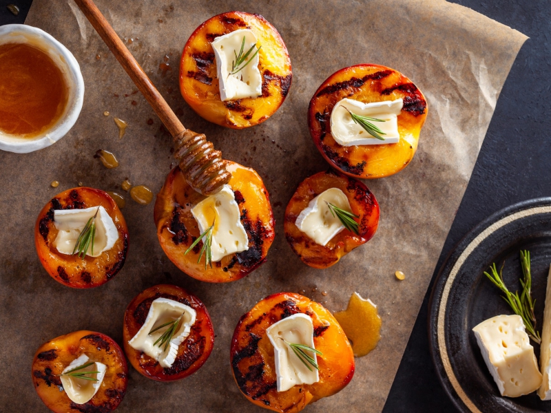 Gegrilde nectarines met brie en rozemarijn