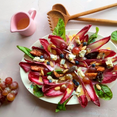 Roodlofsalade met druiven, vijgen en kaas