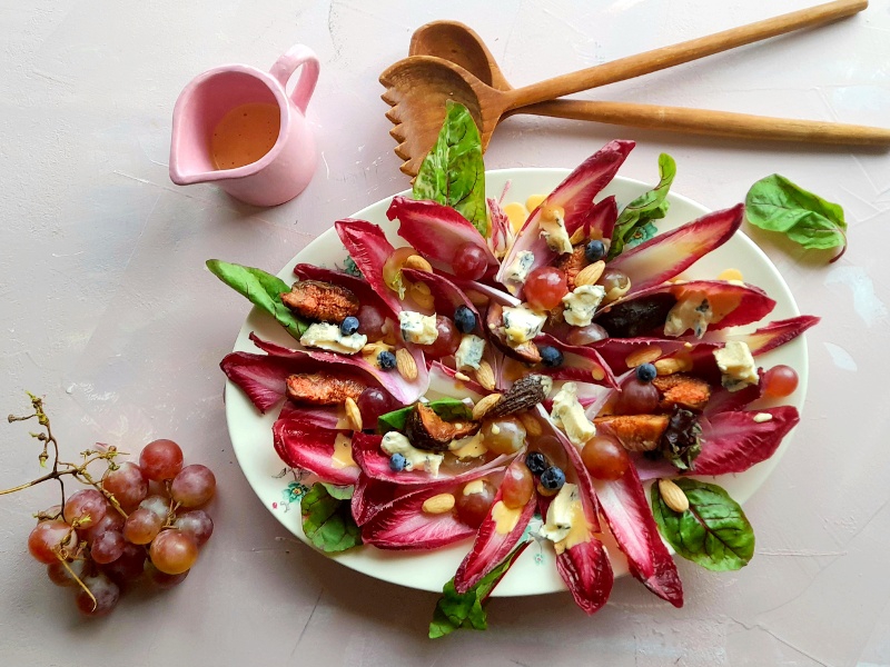 Roodlofsalade met druiven, vijgen en kaas