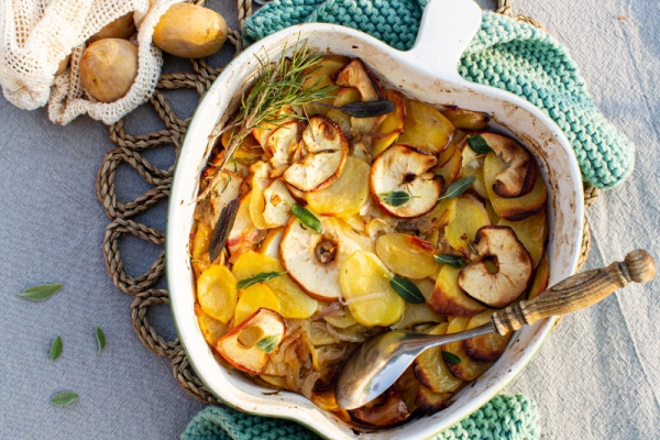 Aardappelschotel met appel, gebakken ui en salie