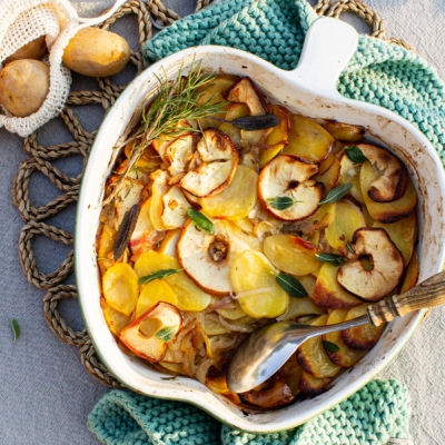 Aardappelschotel met appel, gebakken ui en salie