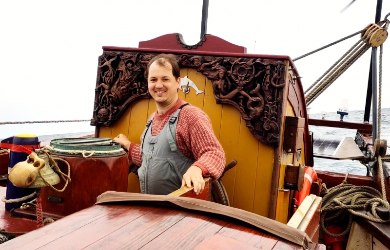 Odin collega Auke Haring vaart mee op zeilschip Tres Hombres van Fairtransport