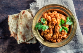 Curry met koolrabi, zoete bataat en spinazie