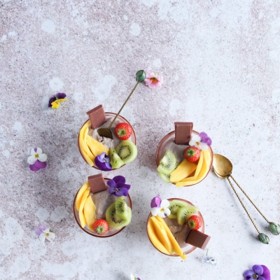 Roze chocolademousse met zijdentofu en seizoensfruit