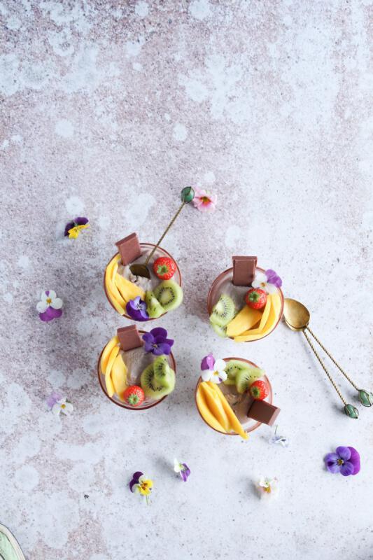 Roze chocolademousse met zijdentofu en seizoensfruit