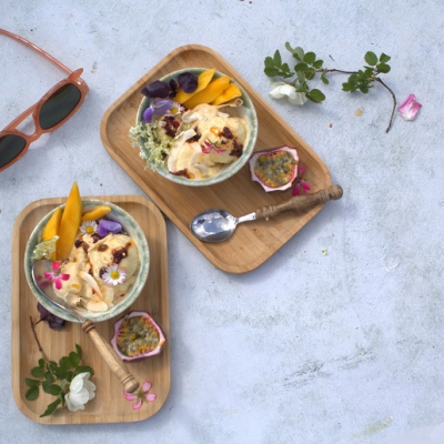 Vegan banaan-mango ijs met crispy chili oil 