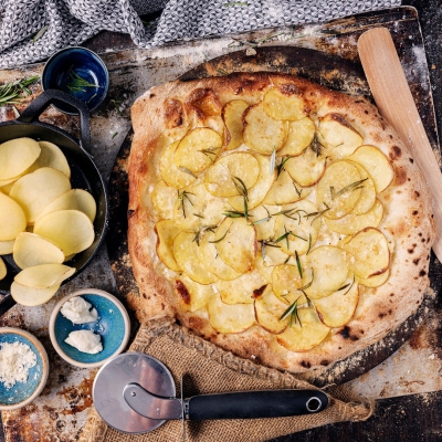 Pizza met aardappel en mozzarella