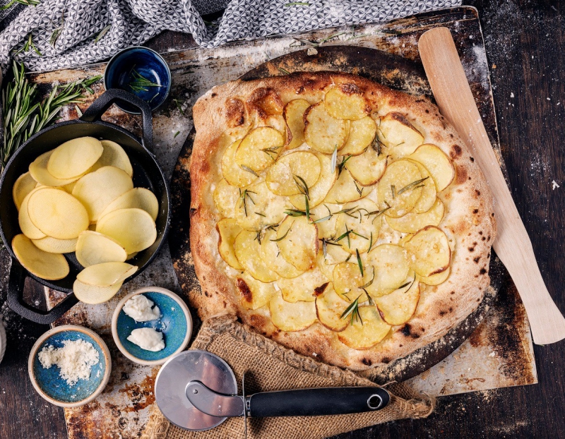 Pizza met aardappel en mozzarella