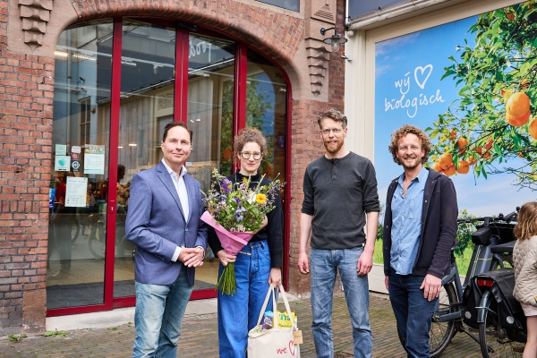 Wethouder Van der Wel verwelkomt 1000e lid bio-winkel Odin Arnhem
