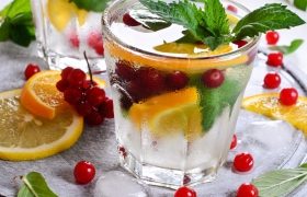 Sangria blanca met rode bessen