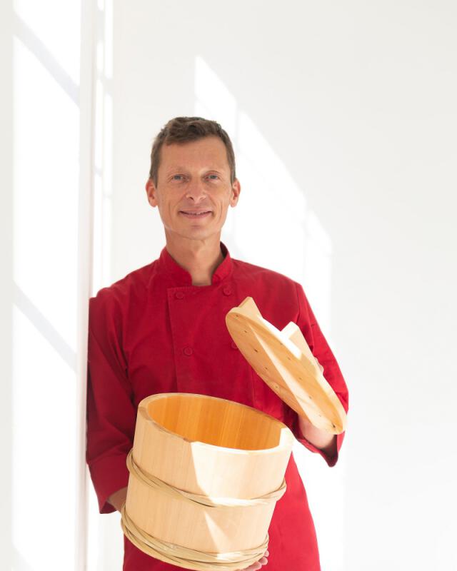 Peter met fermentatievat, voorstellend duurzame voedselbewaring en gezonde technieken.