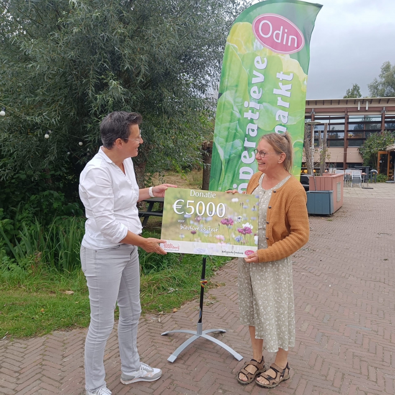 Overhandiging van cheque door Odin aan Stadsboerderij Almere
