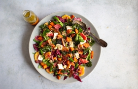 Winterse salade met sinaasappel-maanzaaddressing