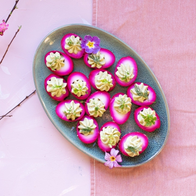 Roze gevulde eitjes met avocado